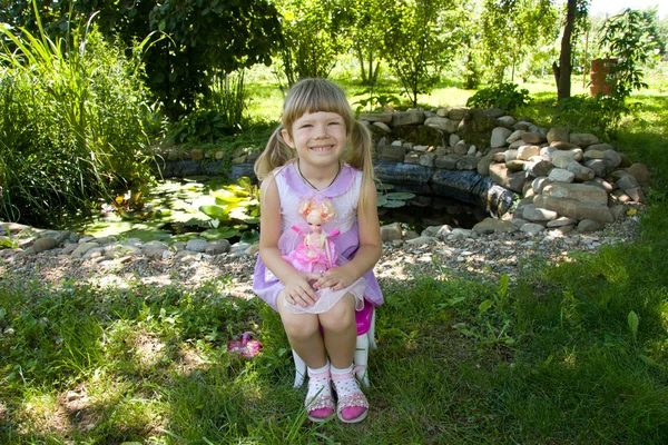 Küçük kız ve bebek