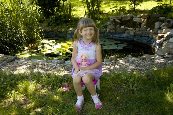 Küçük kız ve bebek