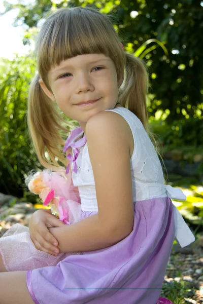 Küçük kız ve bebek