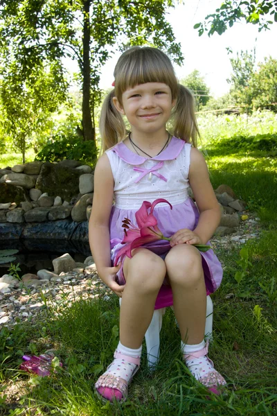 küçük kız ve çiçek