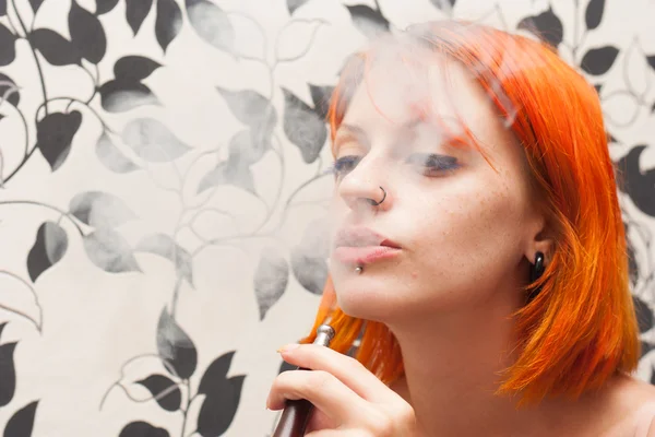 Kırmızı saçlı kız duman — Stok fotoğraf