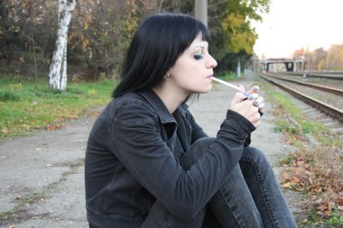 Kız sit ve raylar yakınındaki duman