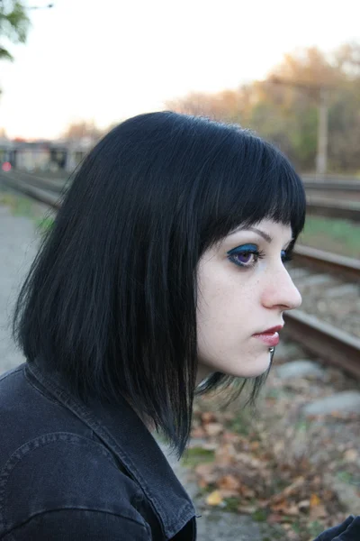 Raylar yakınındaki kız sit