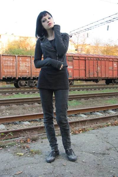 Kız raylar üzerinde