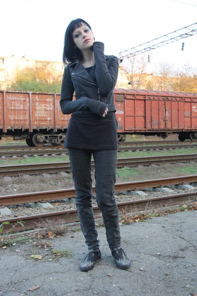 Kız raylar üzerinde