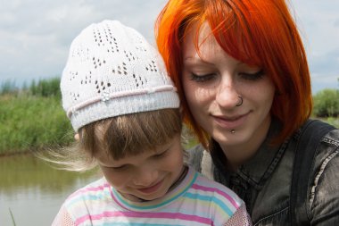 Kızıl saçlı kız çocuğu ile yürüyüş