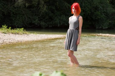 Güzel kız nehirde yürüyüş