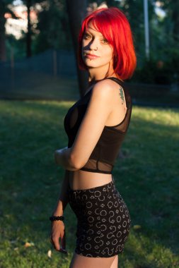 Kızıl saçlı kız