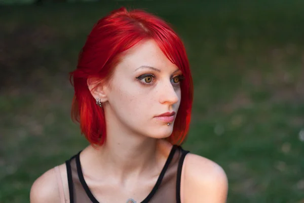 Червоні волосся дівчини — стокове фото