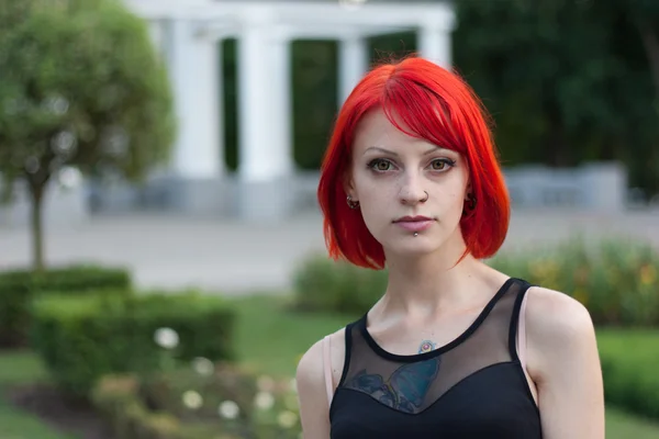 Kızıl saçlı kız