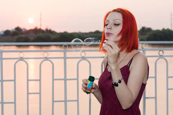 Kız balonlar uçurdu