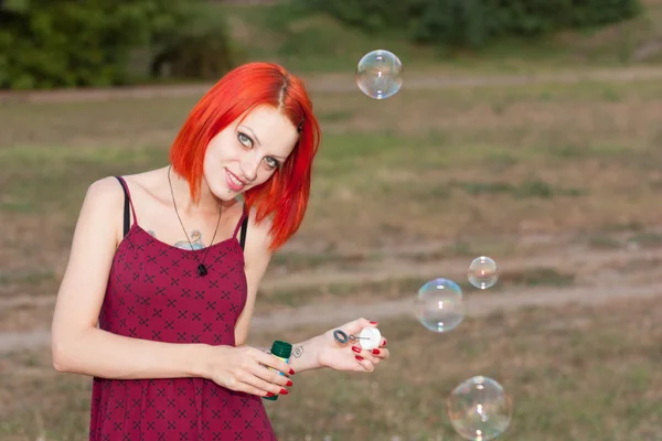 Dívka fouká bublinky — Stock fotografie