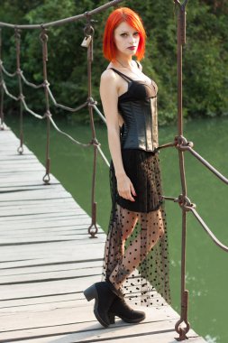 Kırmızı saçlı kız