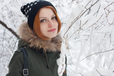 Kızıl saçlı kız yürüyor