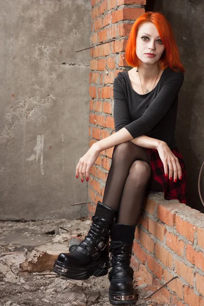 Güzel goth kız terk İnşaat — Stok fotoğraf