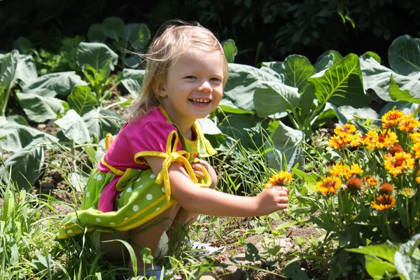bahçede küçük kıza yürüyüş
