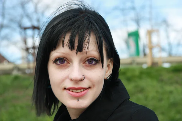 Goth dívka chodí na nábřeží — Stock fotografie