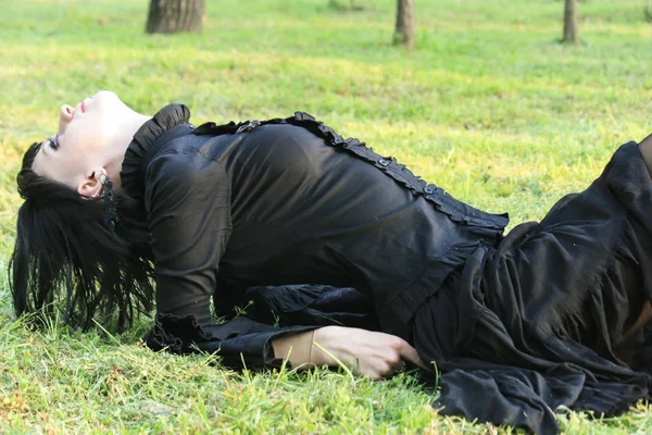 Güzellik goth kız yürüyor