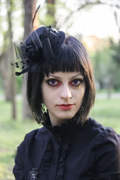 Beauté goth fille promenades — Photo