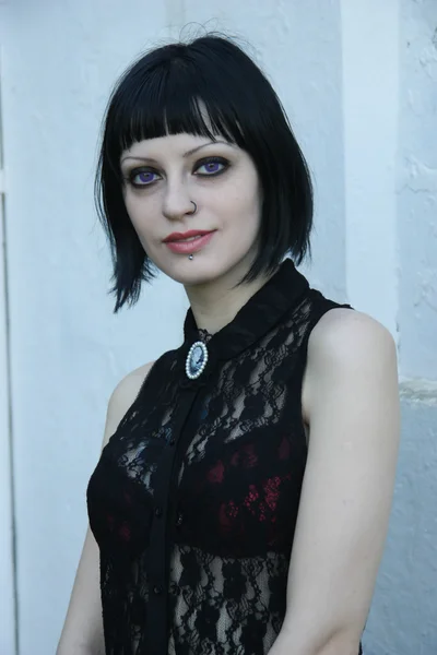 Hezká goth dívka na opuštění železniční stanice — Stock fotografie