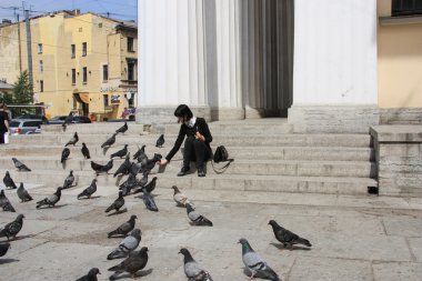 Kız güvercin ile yürüyor