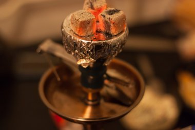 Kase üzerinde sıcak kömürlerin yanma