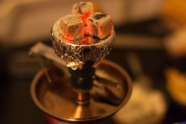 Kase üzerinde sıcak kömürlerin yanma