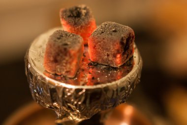 Kase üzerinde sıcak kömürlerin yanma