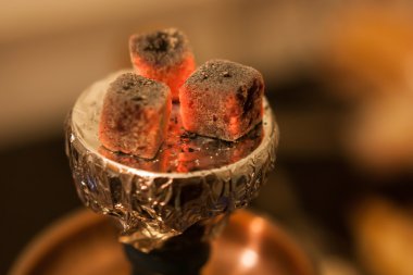 Kase üzerinde sıcak kömürlerin yanma