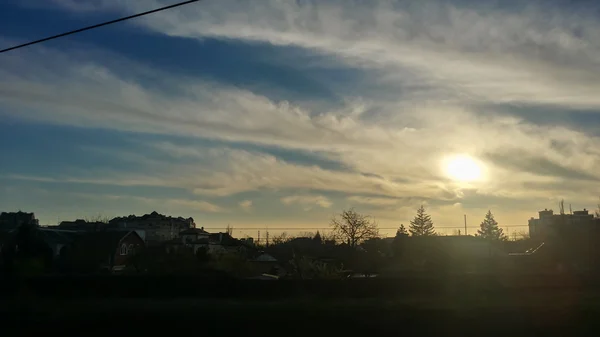 Solnedgång i våren moln — Stockfoto
