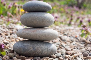 sahilde taş piramit