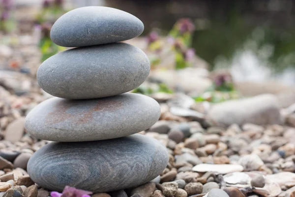 sahilde taş piramit