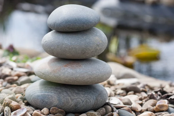 sahilde taş piramit