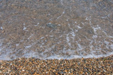 Küçük taşlar sörf