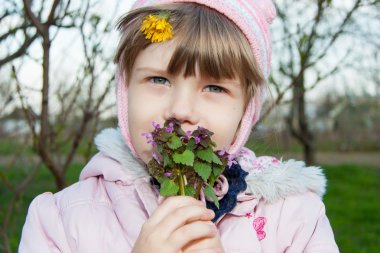 Oldukça küçük kız yürüyor