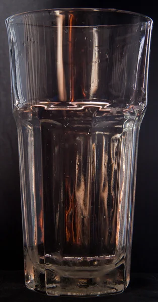 Vidrio con agua en negro —  Fotos de Stock