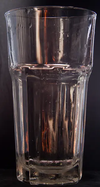 Vidrio con agua en negro —  Fotos de Stock