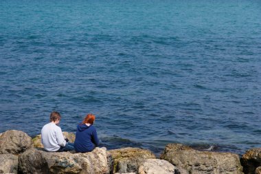 Genç çift taşları üzerine oturmak