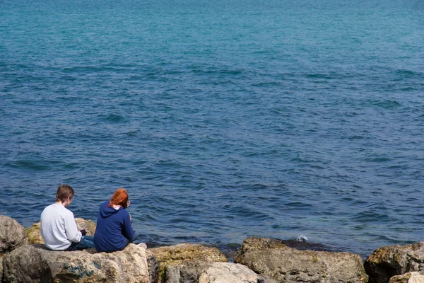 Genç çift taşları üzerine oturmak