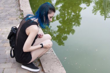 Güzel mavi saçlı Genç kız