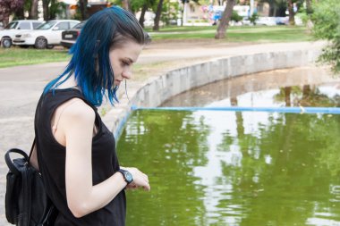 Güzel mavi saçlı Genç kız