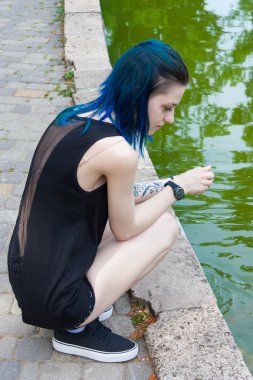 Güzel mavi saçlı Genç kız