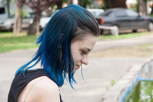 Vackra blå haired ung flicka — Stockfoto
