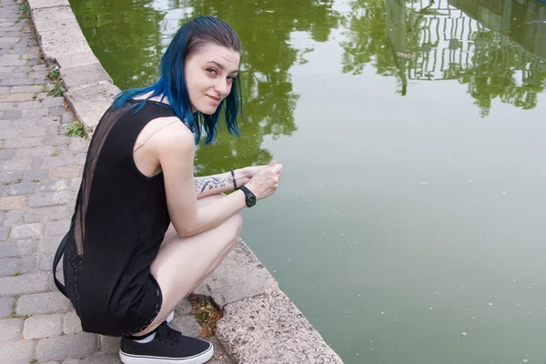 Güzel mavi saçlı Genç kız