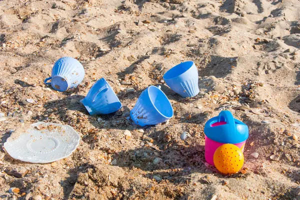 Покинуті іграшки на березі — стокове фото