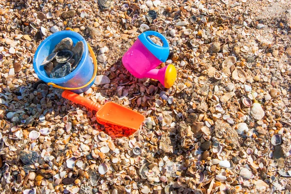 Brinquedos abandonados na costa — Fotografia de Stock