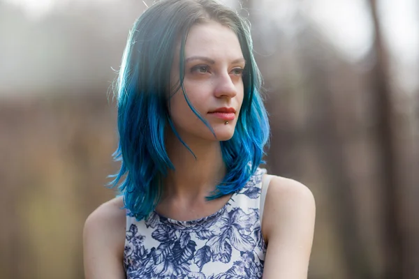 Osamělý modré vlasy-hezká dívka Royalty Free Stock Obrázky