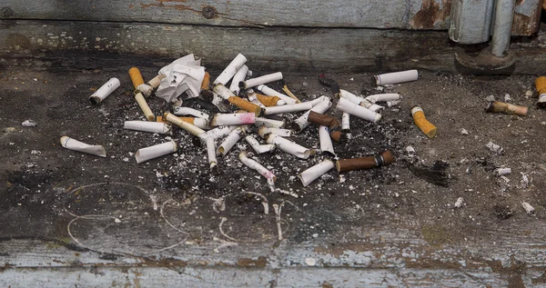 Sigara izmaritleri yığılmış — Stok fotoğraf