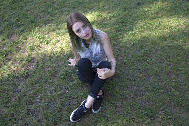 Mavi saçlı kız yürüyor