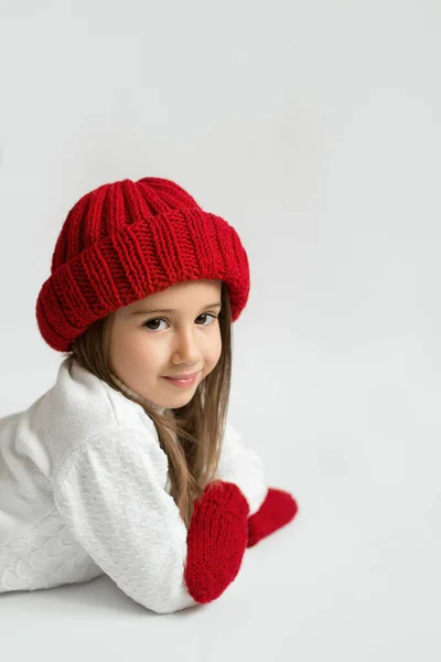Χαριτωμένο Κοριτσάκι Κόκκινο Καπέλο Και Γάντια Λευκό Φόντο — Φωτογραφία Αρχείου